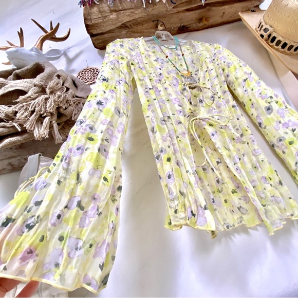 Lemon🍋 fresh sheer pleated Floral boho blouse w shabby chic resort vacay vibe - Picture 9 of 12